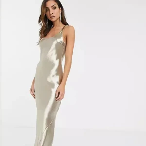 ASOS guldig balklänning  - Klänning från asos i storlek 34, köpt secondhand men jag har aldrig använt den själv. Fint skick 