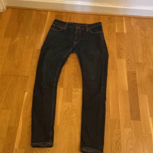 Nudiejeans i mycket fint skick  - Jeans från märket Nudie i storlek 33/32. Fint skick med få slitagemärken på högra bakfickan. Mörkblå färg. 