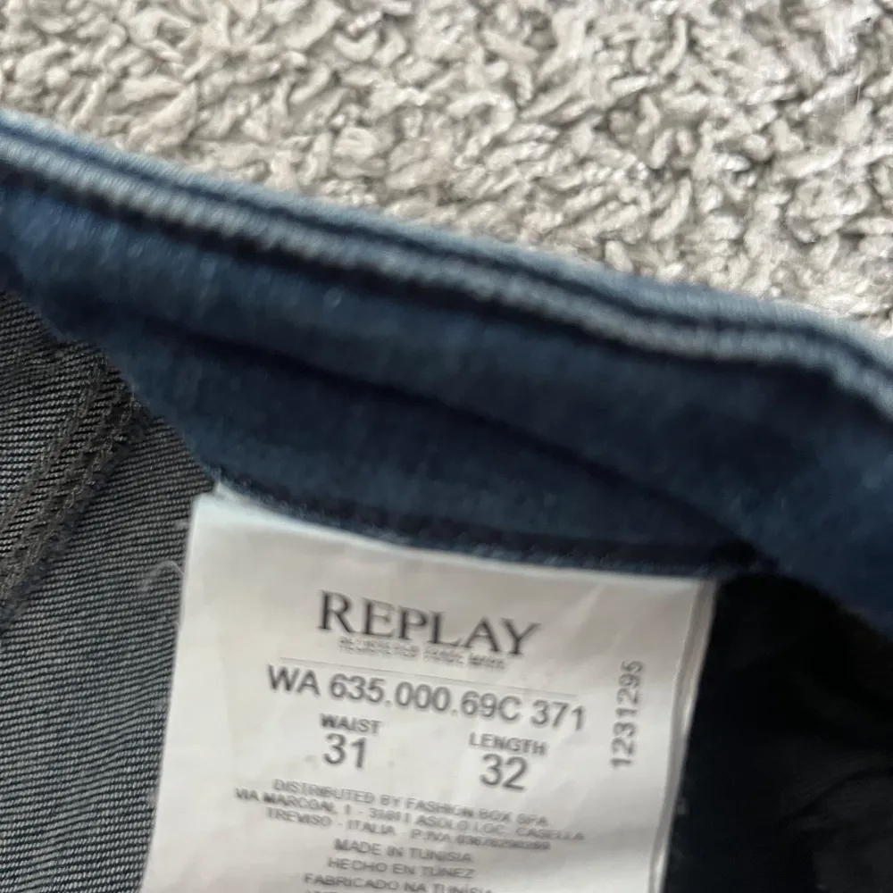 Tjena säljer nu ett par schyssta Replay jeans i mycket fint skick Tveka inte att höra av dig vid frågor eller funderingar💯. Jeans & Byxor.