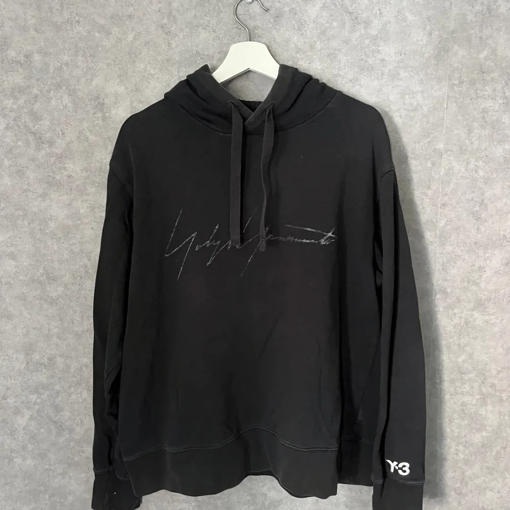 En mycket bra och snygg hoodie från y-3 som passar till det mesta. Lite tjockare tyg. Kan förhandla priset lite  Nypris: 3000kr . Hoodies.