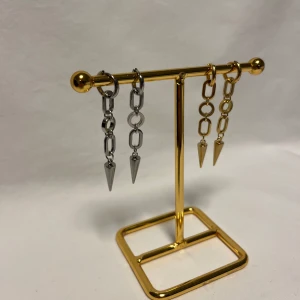 Örhängen  - Finns i guld och silver. Köp för 119kr/st Eller 199kr/ paret. Modell 153 Smyckes ställningen finns även att köpa för 299kr!