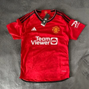 Manchester United tröja - Helt ny oanvänd United tröja i storlek S. 10/10 kvalite. Ja fraktar inom 24 timmar eller kan mötas upp i Stockholm. 