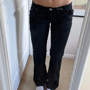 Säljer dessa supersnygga lågmäldaste jeans! De är tyvärr för stora för mig..! (Lånade bilder)