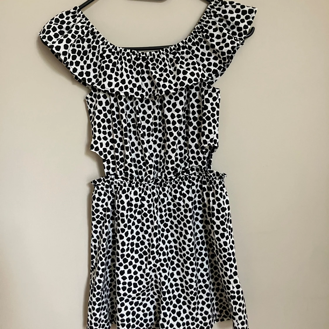 Prickig onepiece med hål i midjan - 90