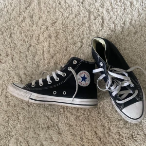 Converse - Nästan oanvända svarta converse i storlek 39. Säljer då de inte passar. 300 + frakt. Priset går att diskutera vid snabb affär🫶🏻☺️