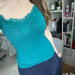 Blått linne - Turkost linne, perfekt nu till sommaren!fint skick 🤍köptes i en vintage butik i paris 😊