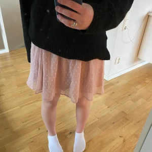Rosa kjol - Rosa jättegullig kjol från H&M, perfekt till sommaren💗 Värt att anmärka är att kjolen är mer rosa i verkligheten än vad det ser ut på de första bilderna!