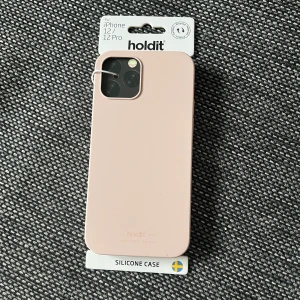 Holdit mobilskal - Säljer nu ett oanvänt holdit mobilskal till iPhone 12/12 PRO🩷 Pris kan diskuteras!