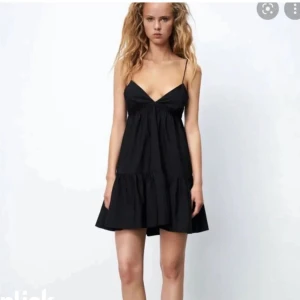 Svart zara klänning  - Säljer min zara klänning då den blivit för liten har endast använt 1 gång skriv för mer frågor💕