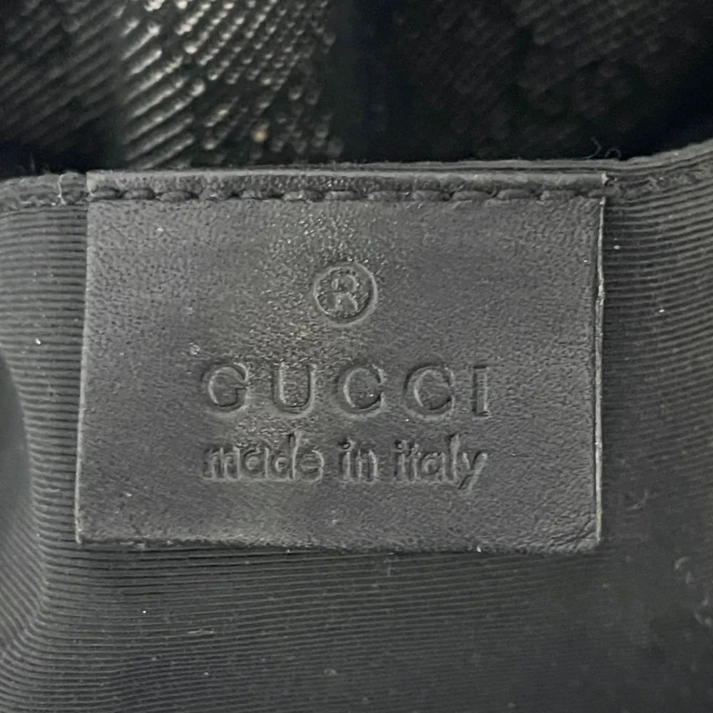 Gucci - Bamboo Frame Satchel Cloth Handbag i grå monogram canvas.  Väskan är i ett fint skick, utvändigt och invändigt, förutom att den har slitna hörn. Bredd: 33 cm Höjd: 22 cm Djup: 10 cm Skickar fler bilder vid intresse!. Väskor.