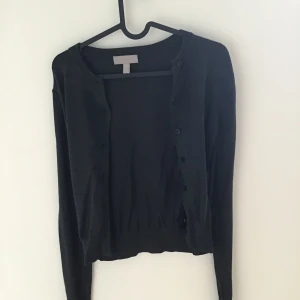 Kofta med knappar  - Mörk grå / svartkofta ifrån H&M, endast använd fåtal gånger  💞