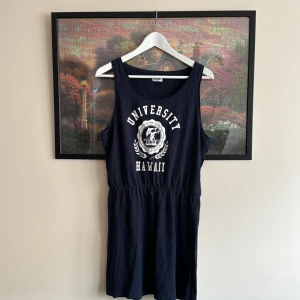 Linneklänning  - Marinblå linneklänning med vitt tryck från WEEKDAY i storlek S. 🌸