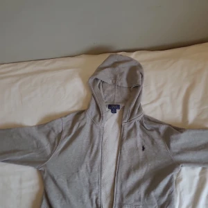 Ralph lauren zip hoodie - OBS drag kedjan är sönder men förutom det har det ett hyfsat bra scick.
