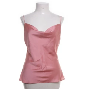 Zara linne  - Säljer detta jättefina rosa Zara linnet i Strl S. Det är helt oanvänt🥰 Lånade bilder från Sellpy:) 