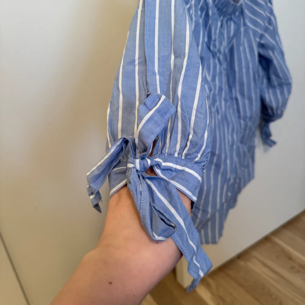 En somrig blus som passar perfekt i sommar med både byxor, shorts och kjol. Använd 1-3 gånger. . Blusar.