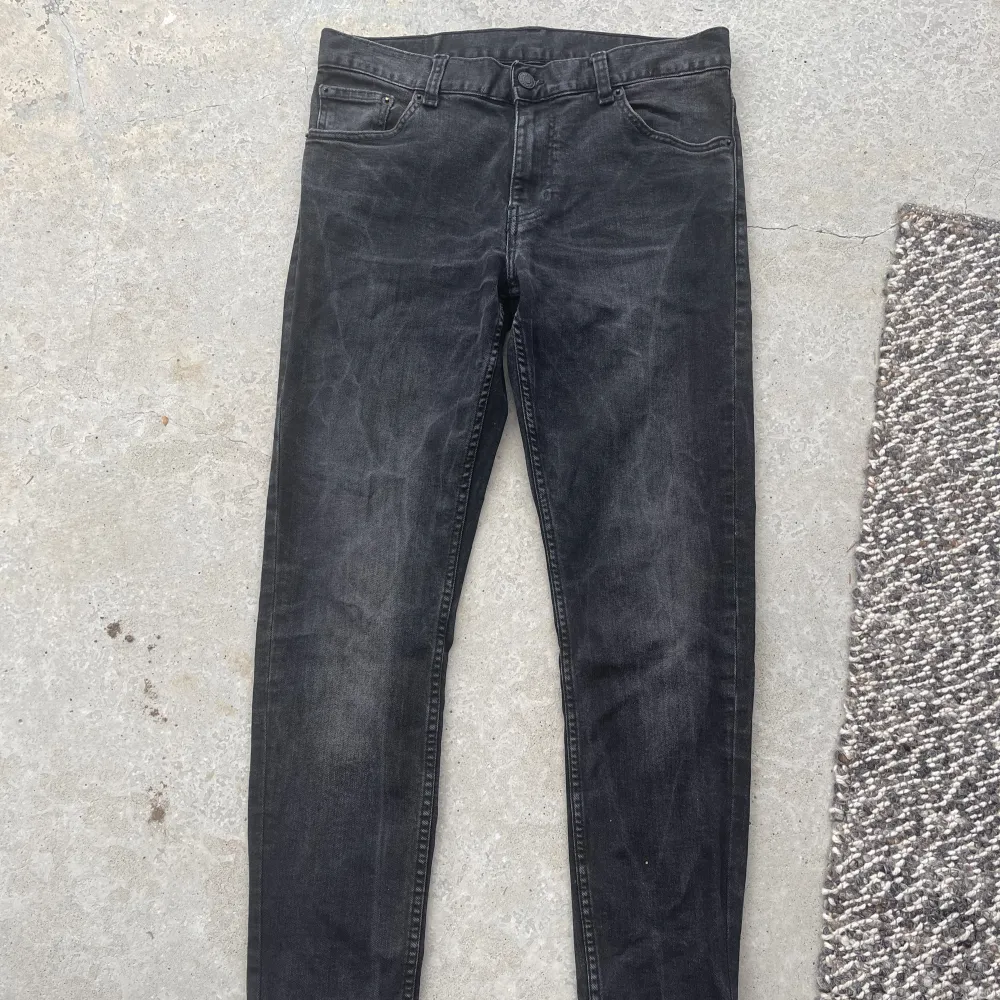 Snygga weekday jeans i storlek 30/32. Bra skick! Lite mer slim, passar grisch. Nypris 700kr. Jeans & Byxor.