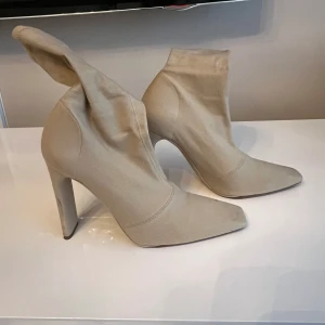 Klackar boots - Klackar boots  i beige färge, använder några gånger, 39 storlek.