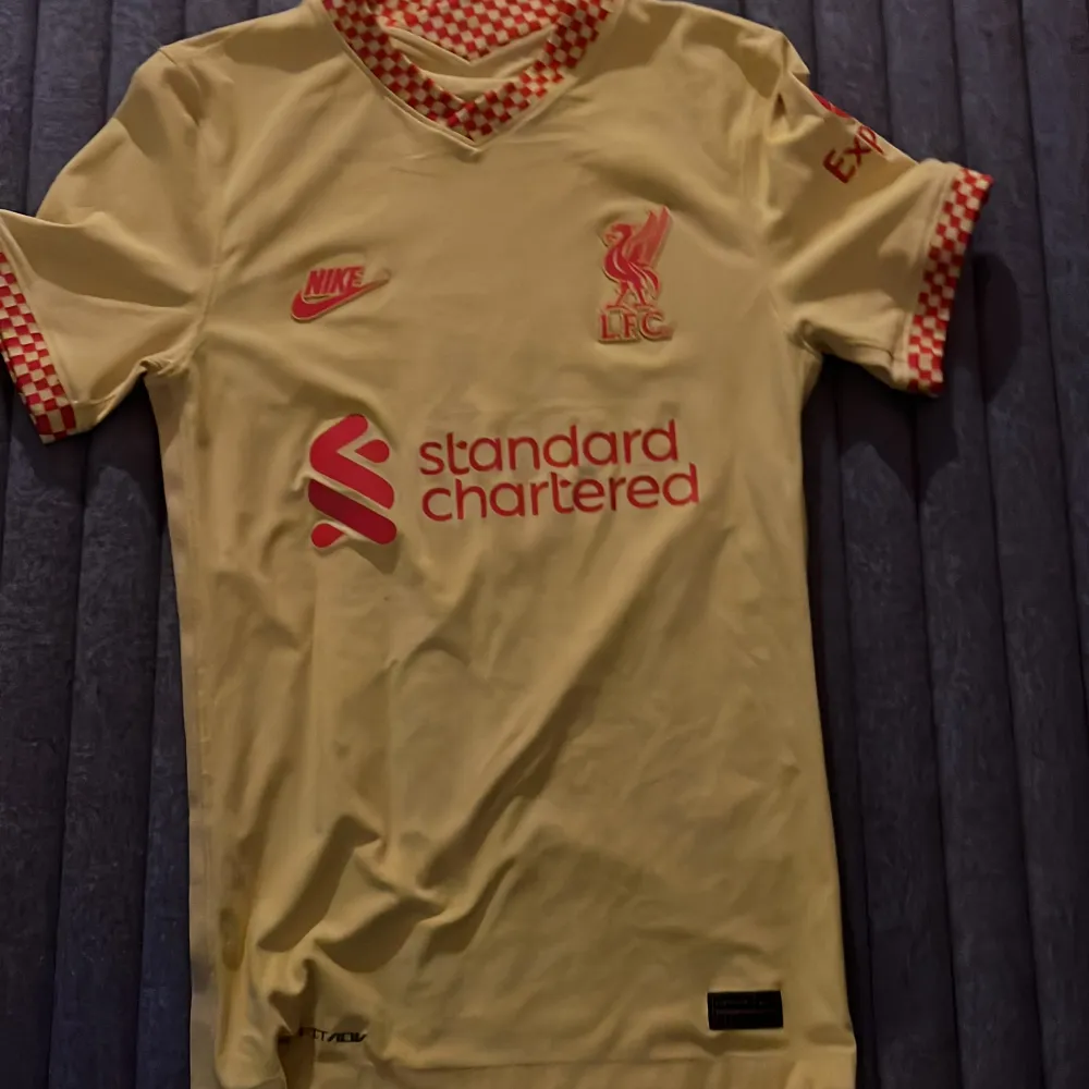 Liverpool tröja riktigt säljer den för den är för liten på mig pris kan diskuteras . T-shirts.