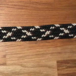 Säljer det här nya och oanvända flätade bältet. Hela bältet bortsett från metallbiten är ca 100 cm långt, men kan stretchas ut till en större storlek. Pris: 99 kr