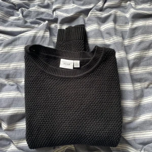 Stickad tröja  - Stickad tröja från Vila, nästan helt oanvänd.