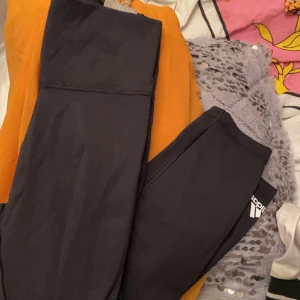 tränings byxor  - helt nya. storlek xs . adidas. vädligt tajta
