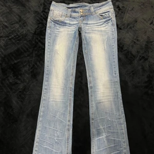 Lowwaist bootcut jeans - Supersnygga low waist bootcut jeans köpta vintage ❤️lite små på mig tyvärr, men mycket bra skick❤️Skriv vid fler mått, intresse eller prisförslag. Köp nu går också bra Midjemått: 39 - 40 cm Innerben: 84 cm