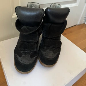 Isabel marant skor - Skulle säga bra skick!🌟🌸så fina och snygga skor! 👏🏻🌟Älskar dessa och köpt rätt dyrt men kan gå med på annat pris!👏🏻