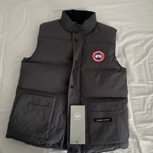 Grå Canada goose väst - Säljer canada goose väst i storlek xs. Pris kan gå ner vid snabb affär