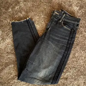 Mörkblåa jeans från Hollister, storlek W27 L27 