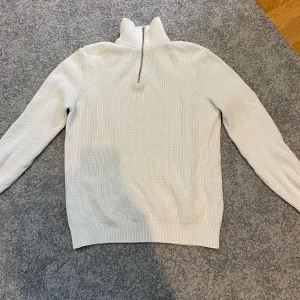 Half zip  - Nyskick har bara testat då den var för liten 