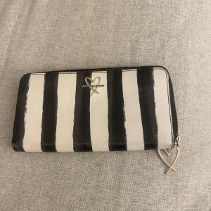 Victoria secret plånbok - Jättefin Victoria secret plånbok som rymmer massor o är knappt använd 💓