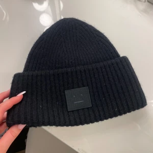 Acne mössa - Säljer nu min favorit mössa som är i mycket fint skick förutom några få nopprar som är oundvikliga.  Nypris 1800