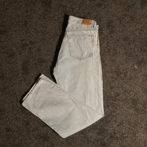 Ljusblåa Weekday jeans - Storlek 30/32, Space relaxed straight jeans ifrån Weekday, väldigt bra skick med inga defekter alls.