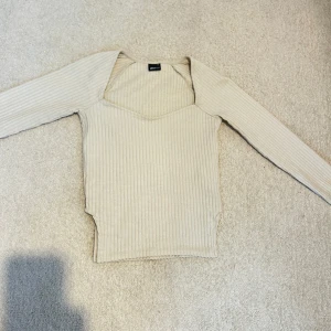 Beige Gina Tricot topp  - Beige topp från Gina Tricot, storlek XS. Bra skick, använd 2-3 gånger och perfekt för sommaren. Den ser jättefin ut på 💕 Priset kan diskuteras 💕