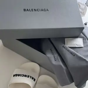 Säljer mina Balenciaga tofflor som ja använd en gång med kvitta och allt