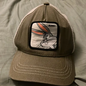Bugs Bunny keps från hatstore - En grön hatstore keps ok skick säljer den för jag har fått en ny pris kan diskuteras 