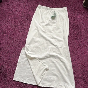 Vit sommarkjol från Shein!  - Oanvänd sommarkjol från Shein. Pris diskuterbart 💕❤️