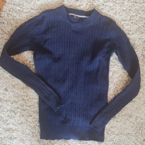 Tröja  - I fint skick, används inte längre. Stl S 