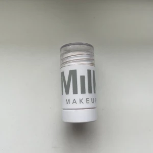 Milk bronser i blaze - Knappt andvänd bronser från Milk i färgen blaze, funkar perfekt. Använd ett fåtal gånger.💓kan gå lägre i pris