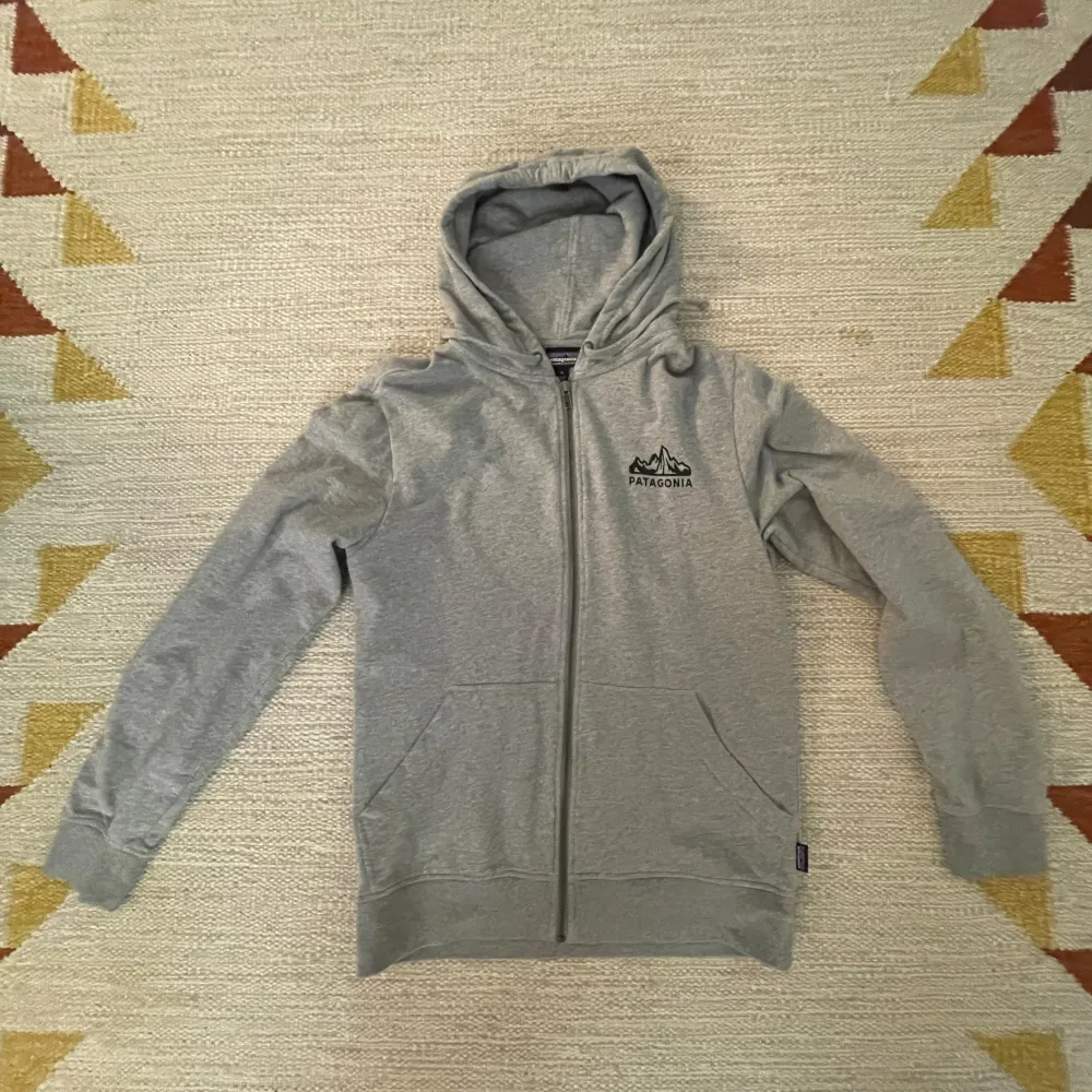 Grå Patagonia tröja, full zip. Storlek: S Säljs pga för liten. (Pris kan diskuteras). Hoodies.