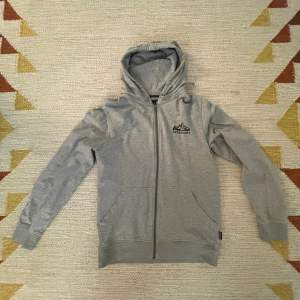 Grå Patagonia tröja, full zip. Storlek: S Säljs pga för liten. (Pris kan diskuteras)