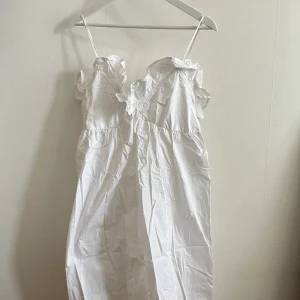 H&M klänning  - Fin långklänning, endast testad. Jättefin till student. 