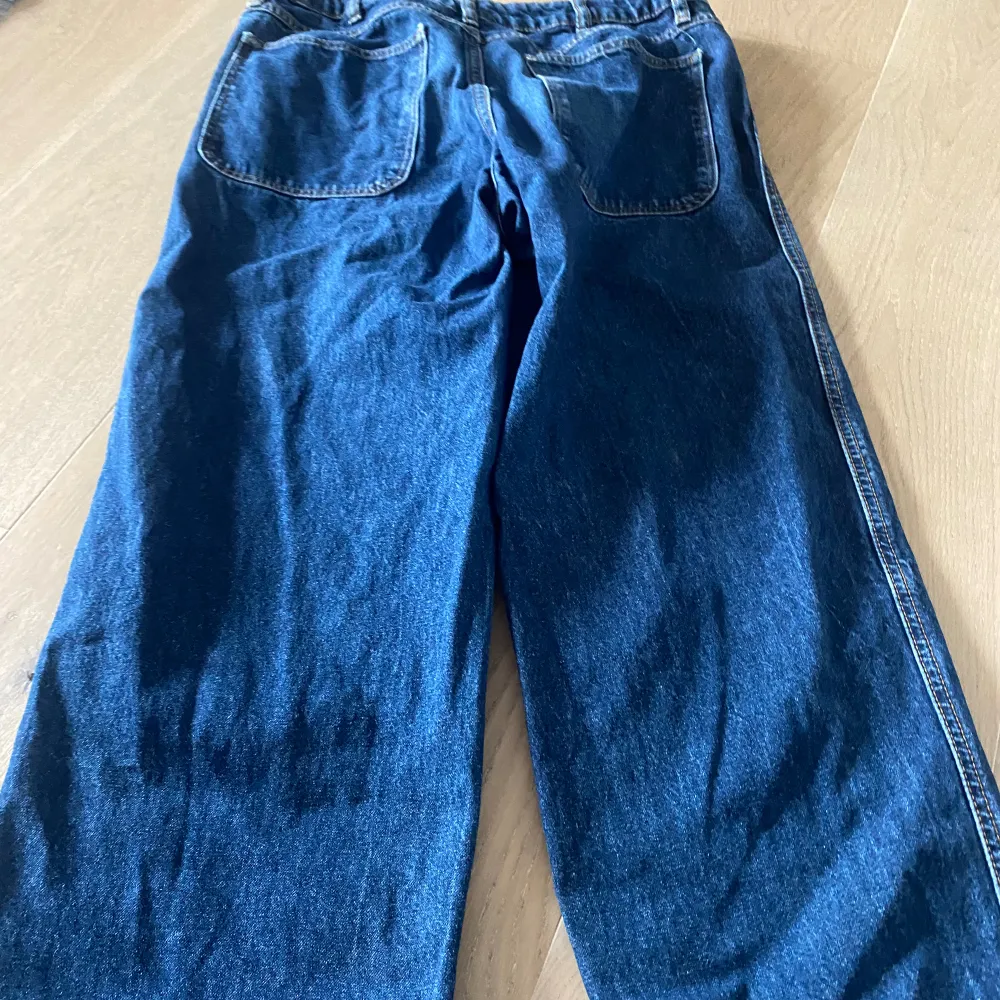 Mycket fina baggy mörkblåa jeans i jättebra skick  Andvänd gärna ”köp nu”💕. Jeans & Byxor.