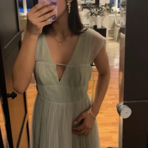 Bal/student klänning  - Så vacker men tyvärr för stor på mig, fick hem den för ett tag sen då jag tänkte ha den till studenten så den är bara provad. (Kommer i påsen jag fick) Skickar fler bilder privat om de önskas & säljer flera liknande klänningar så kolla min profil💘