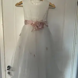 Bra skick, vit klänning med rosa fjärilar, rosetter, pärlor, diamanter. Storlek 8 till 11 år. 