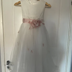 Festklänning för barn - Bra skick, vit klänning med rosa fjärilar, rosetter, pärlor, diamanter. Storlek 8 till 11 år. 