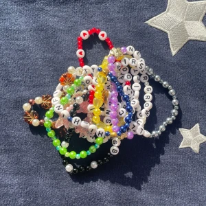 Taylor Swift Armband - Vill du slippa göra armband men fortfarande få hela upplevelsen av the eras tour?  Köp då denna bunt med 1 armband från varje album, totalt 11 stycken! 