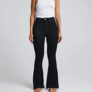 Svarta bootcut/flare jeans från bikbok! Jättefina och utan några fel eller fläckar, köpta för 599kr säljer för 300kr💞