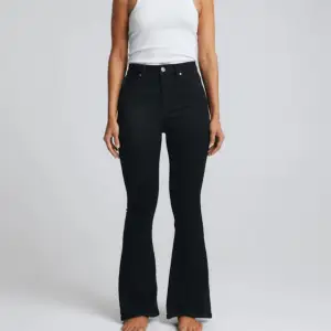 Svarta bootcut/flare jeans från bikbok! Jättefina och utan några fel eller fläckar, köpta för 599kr säljer för 300kr💞