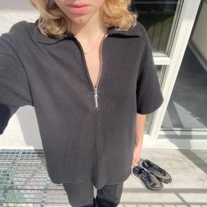 Arket Tröja Frotté  - Hör av dig om du har några frågor! Säljer ut hela garderoben så kolla gärna igenom min profil så kan jag samfrakta, evt ge rabatt!